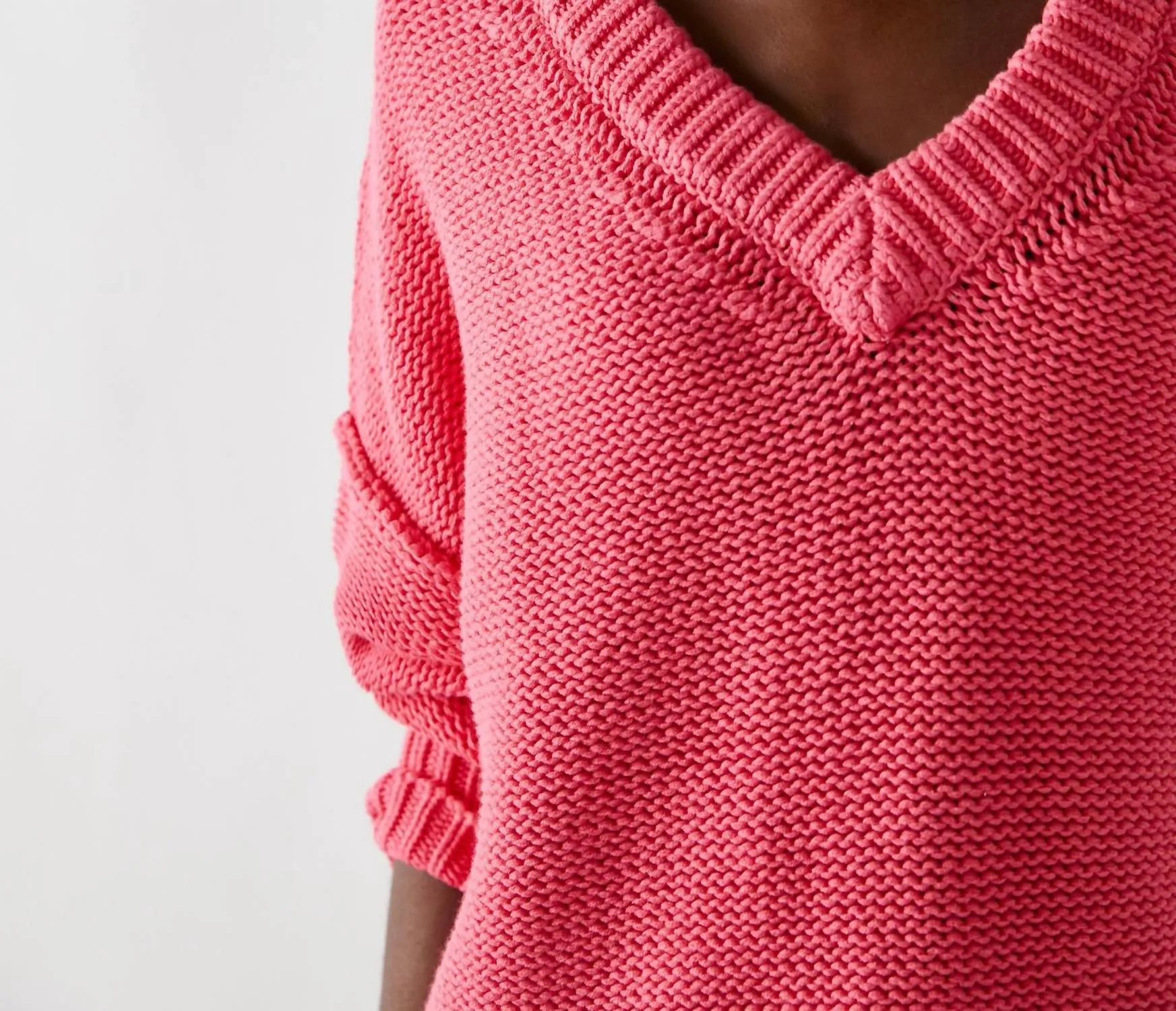 ALLI V NECK